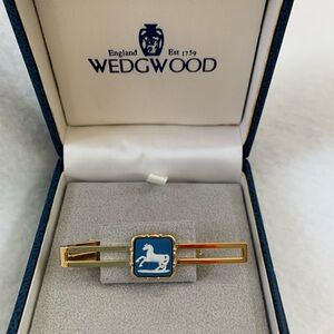 Wedgwood Gold Toned Horse Tie Clip with Wedgwood Cameo. Gold plated. Jasperware
